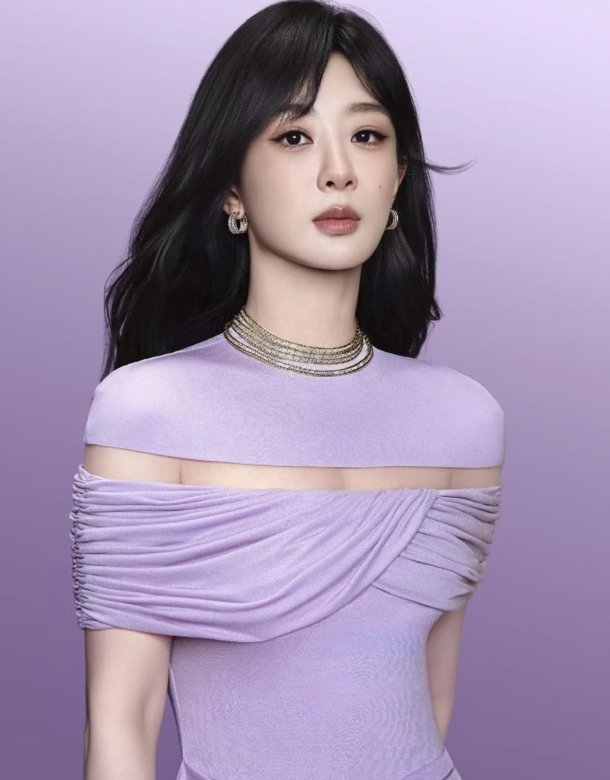 当主持人问杨紫：怎么样才算爱自己？杨紫的回答竟然那么接地气，她说：爱自己