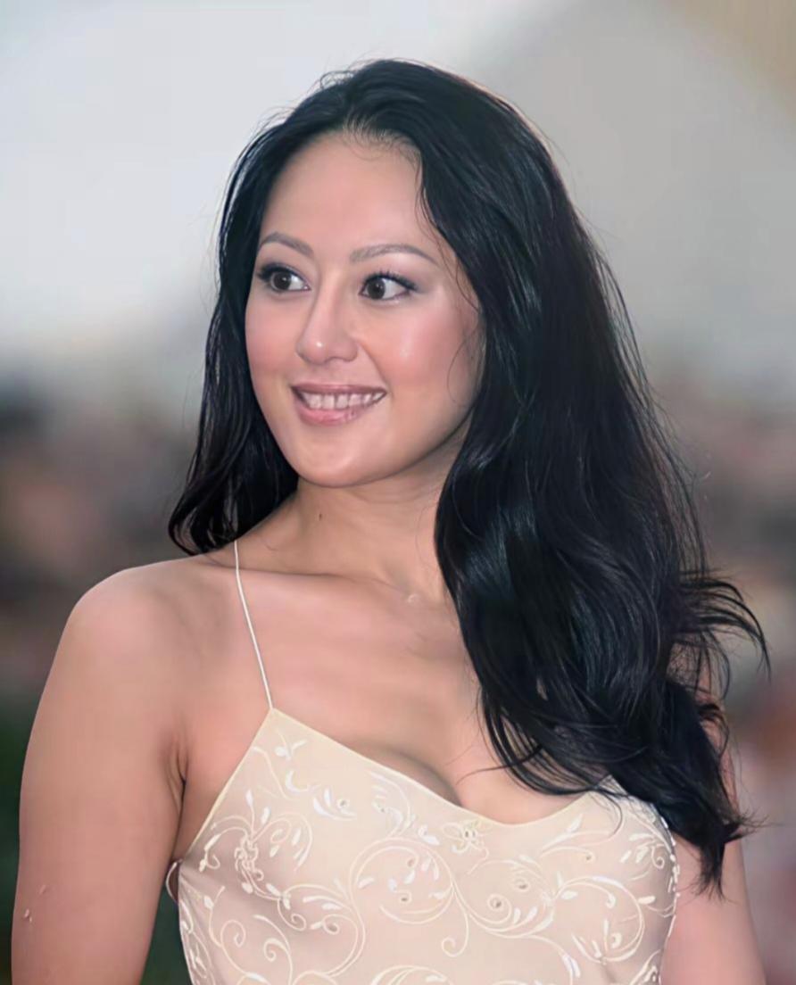 当年被全港骂“饭可以不吃，衫不可以不买”的败家女，刚刚6小时卖了5000万。港