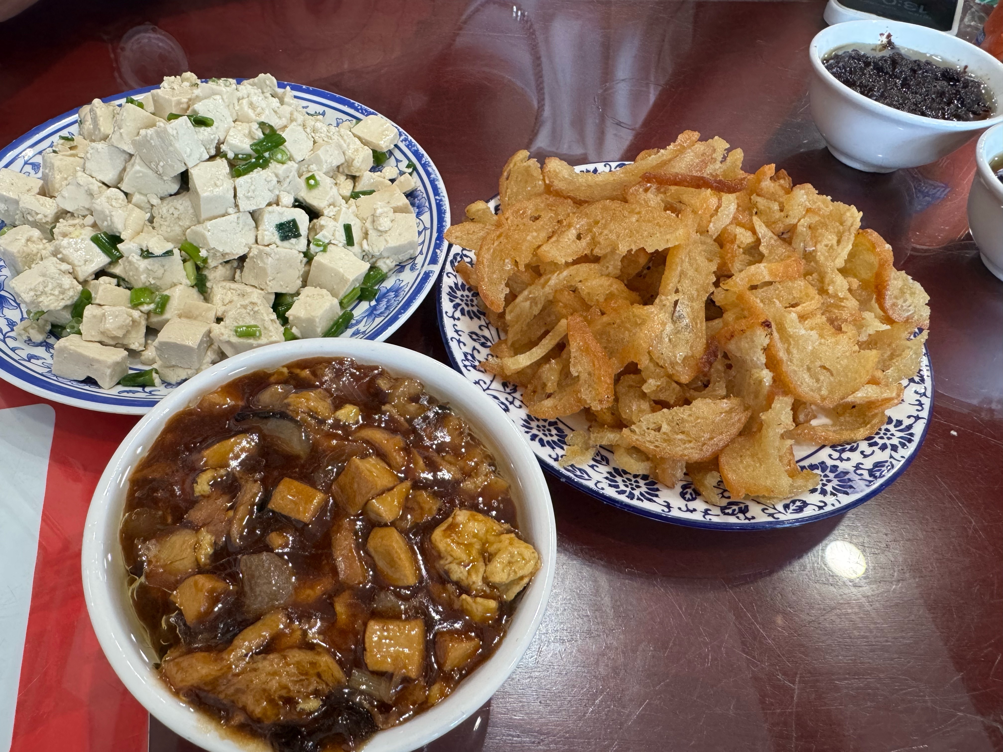 谁能懂这一碗手擀面的含金量啊，再配上点面筋和鸡蛋。好吃到迷糊。​​​