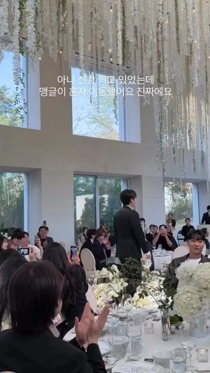 徐明浩现身经纪人婚礼！穿西装也要戴帽子吗哈哈哈哈哈哈徐明浩参加婚礼穿西装也要戴帽