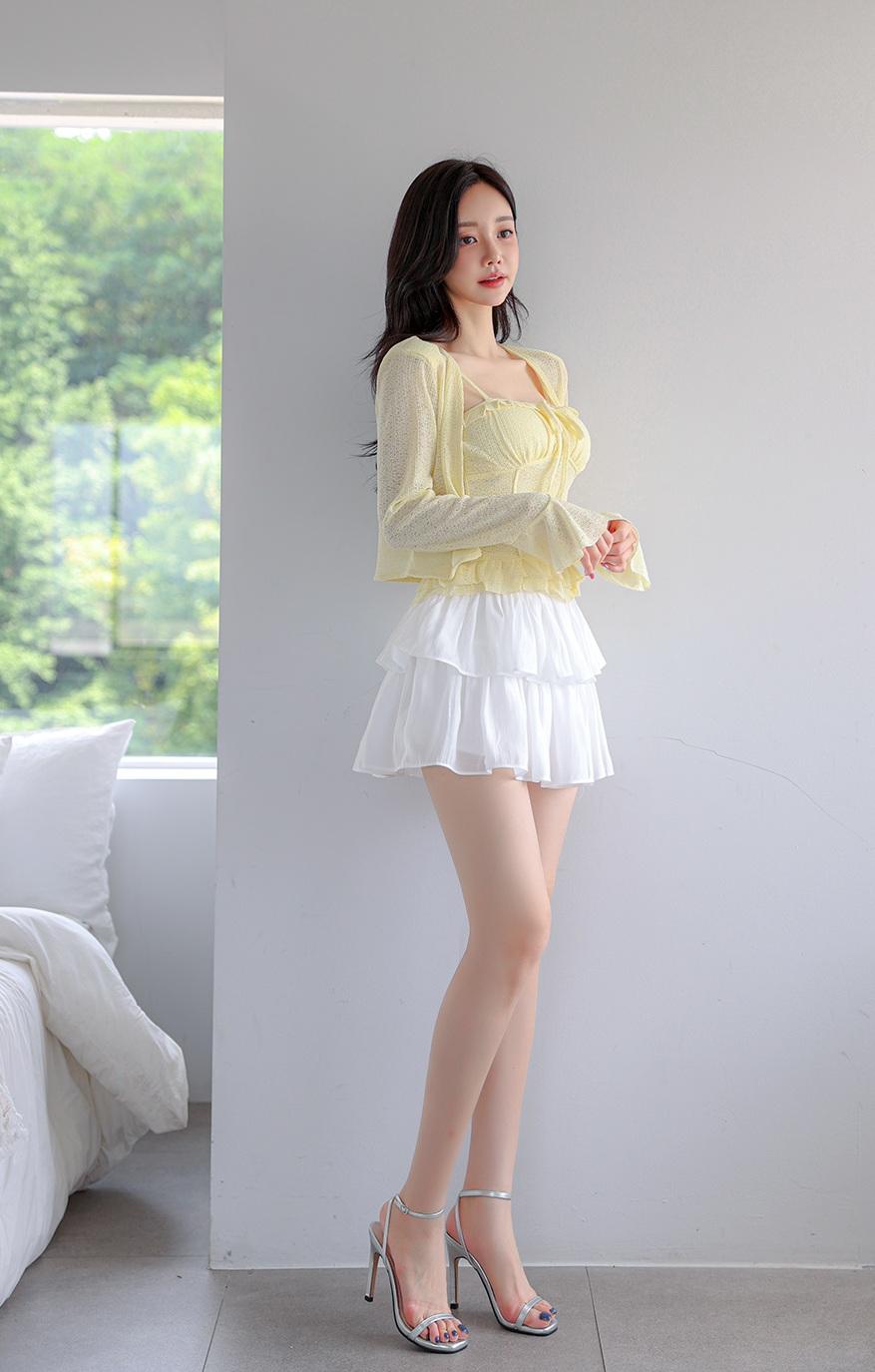 夏日清新穿搭里，黄色针织衫配白色短裙简直绝了。就像孙允珠那套造型，嫩黄色针织短袖
