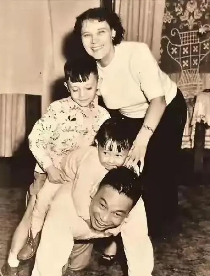 1941年，蒋经国给蒋介石信中写道：“秘书章亚若怀孕了，请求准许结婚。”蒋介石回