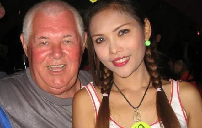 “没老婆？租一个啊！月供2000！”是的，你没听错，在泰国流行一种租妻服务，可以