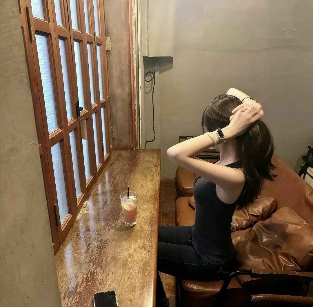 悠闲午后，咖啡与慵懒时光的完美结合。