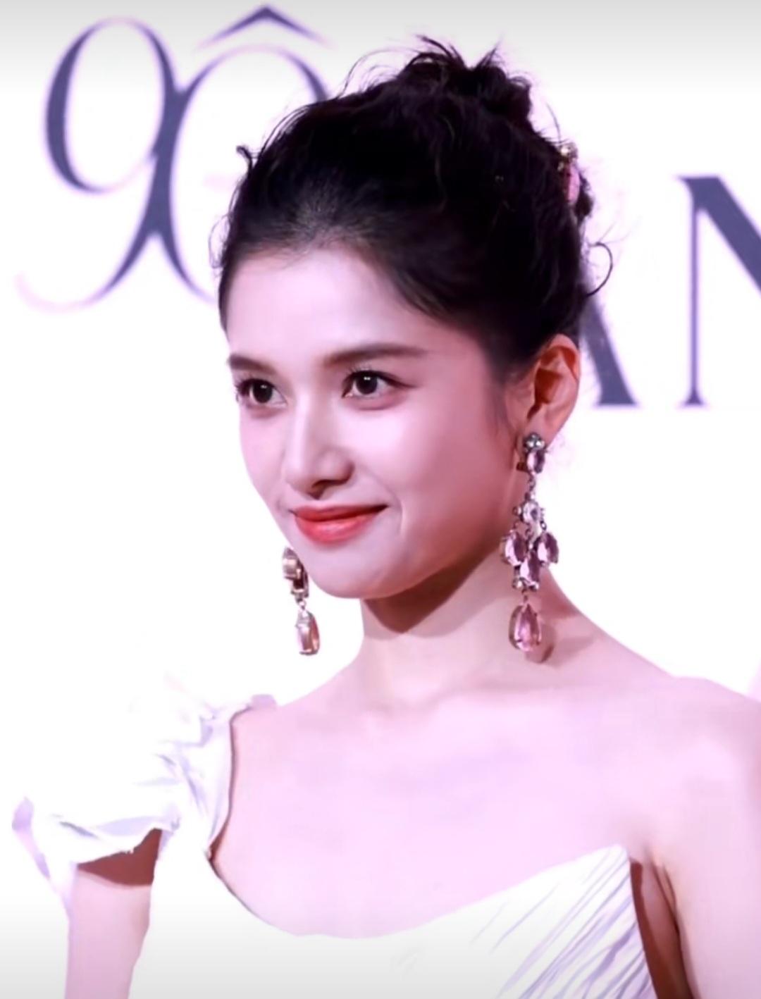 张婧仪真的美得好大气，不愧是大花严选！在一众95花里，她有种大气的美，特别有