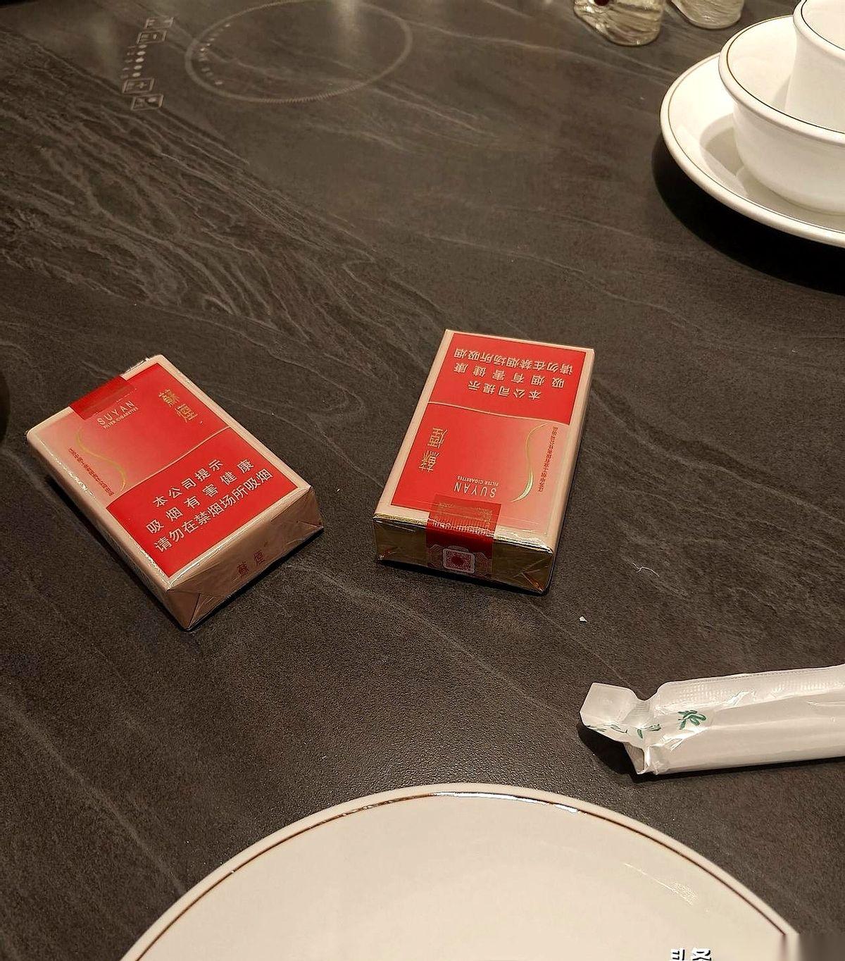 一桌子人，一包崭新的“大苏”就那么孤零零地摆在那儿。到散场，都没人拆。稀奇不