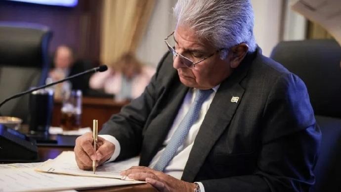 巴拿马总统穆利诺刚下令接管长和港口、搜查办公室抢走资料，27日又公开喊话：中国不