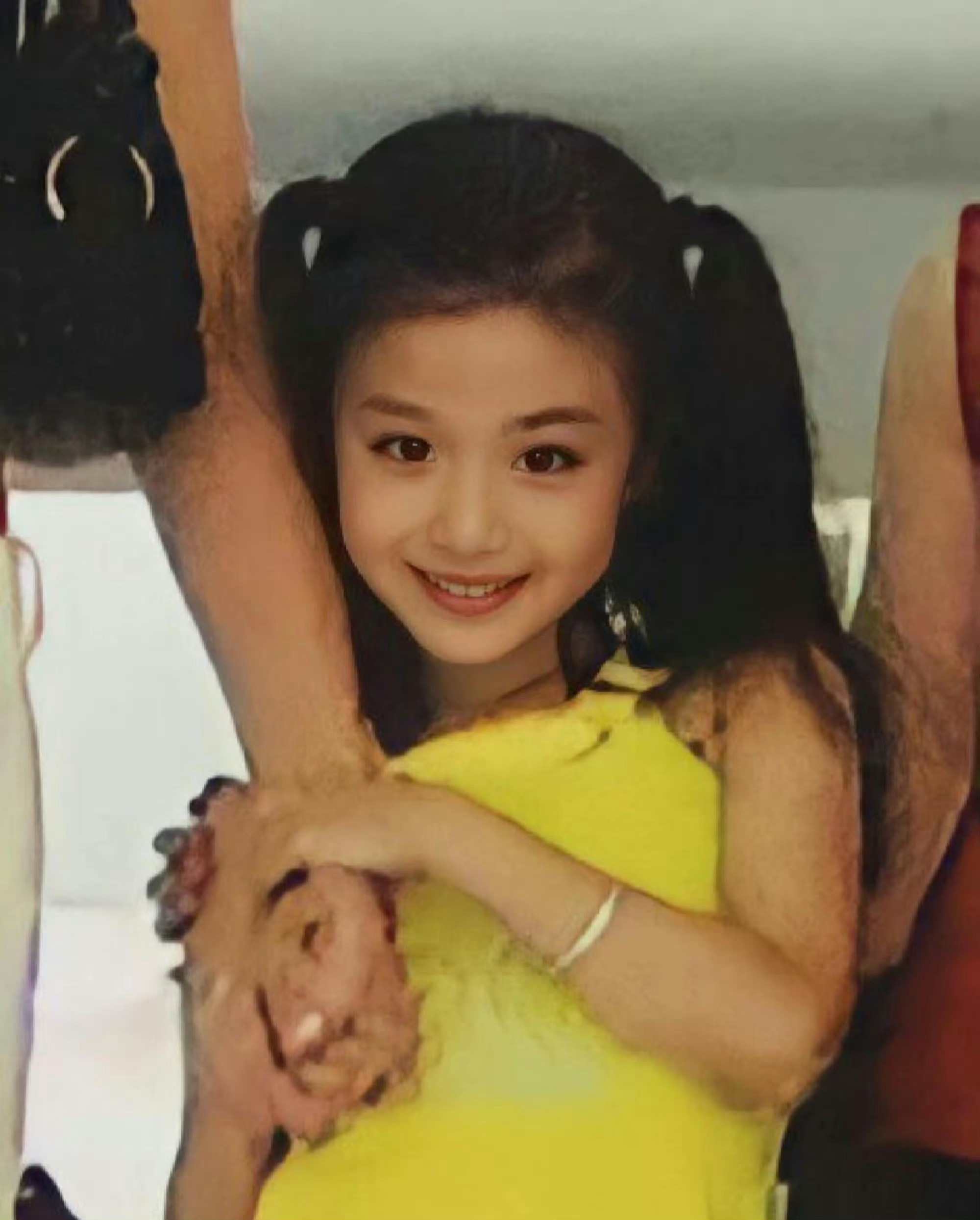 王楚然小时候和现在，这就是等比例长大吧，长得美还不怯场，天生就是明星胚子。