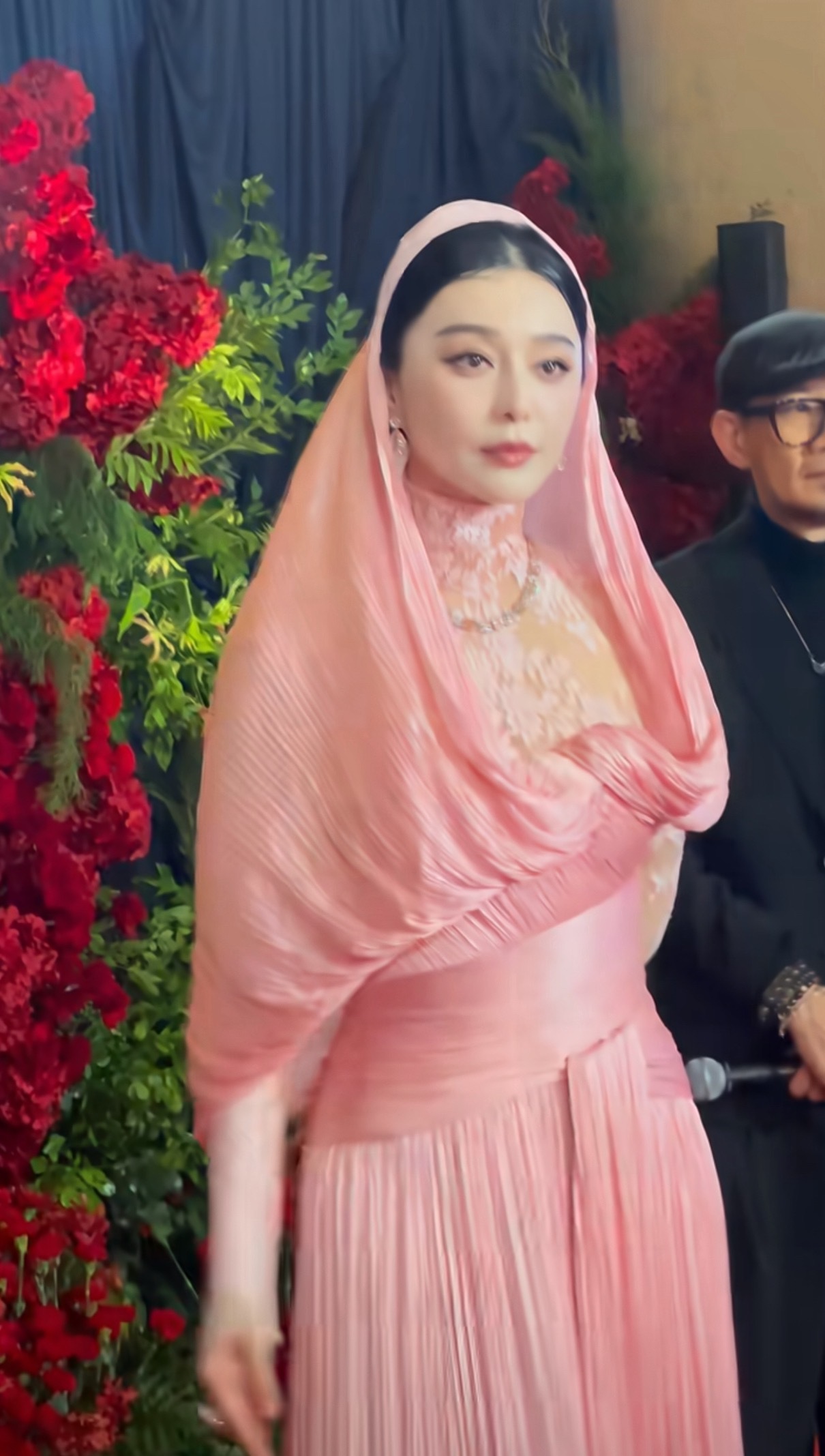 我锁的脸还是美的…但感觉这些礼服都没啥质感，完全没有当年中东贵妇那股劲了…​​