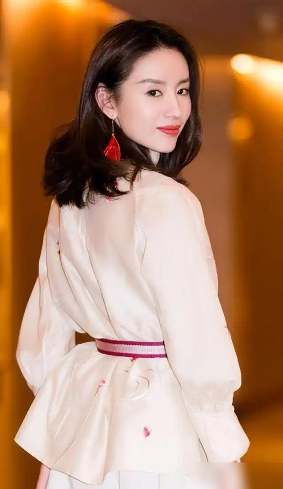 董洁一场直播就卷走1.8个亿，当年把她骂上热搜的人，现在恐怕连她用的卫生纸都买不