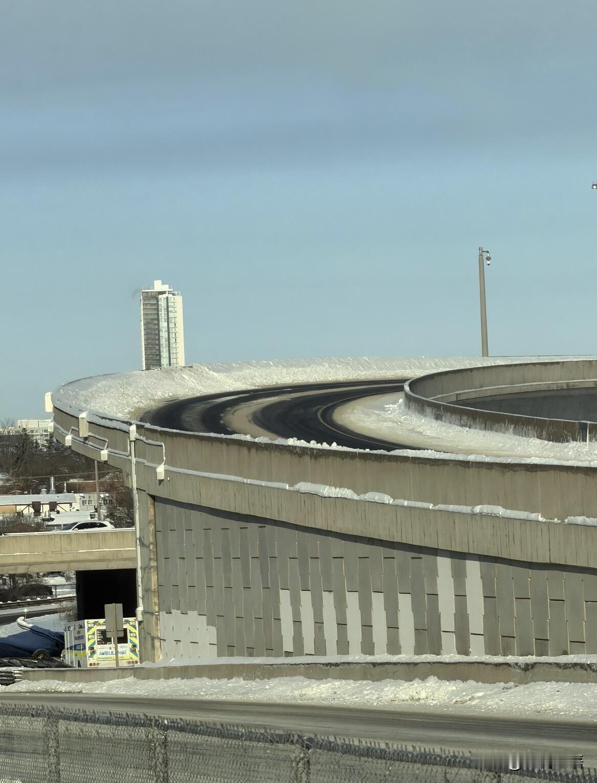 两辆车直接从大桥上飞了下去滑铁卢7/8高速桥的事，真的吓出一身冷汗！铲雪的