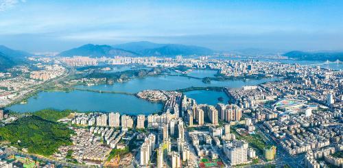 承认差距有这么难吗？北美平民住大别墅，我们9亿人却在3万平方公里上卷生卷死。这根