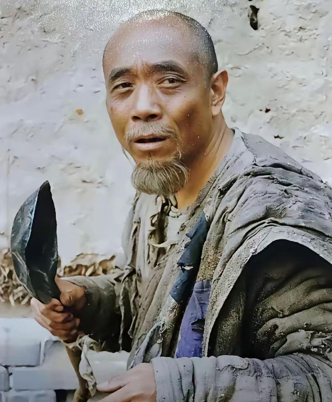 1949年正月十五刚过，沂蒙山区赵家沟的铁匠赵大柱，用积攒了大半年的三斤粗盐，从