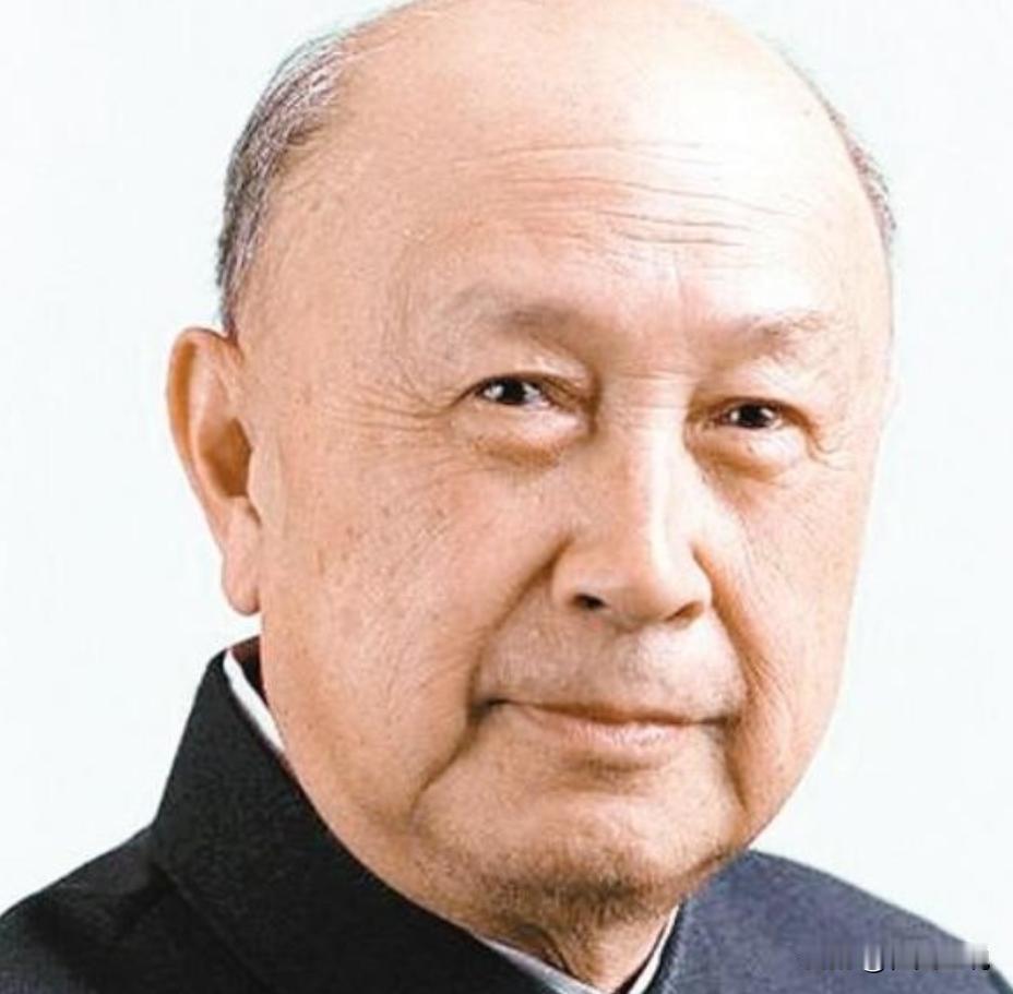 1964年冬夜，钱学森筷子尖悬在鸡肉上方半寸，突然厉喝：“别动！有苦杏仁味！”警