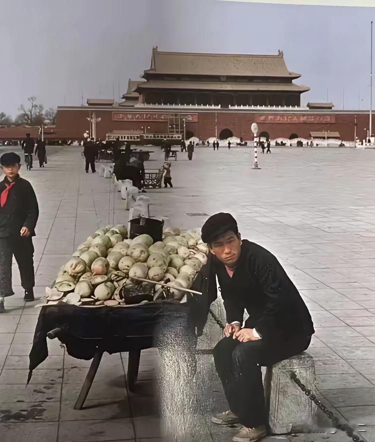 不知道这又是哪位大佬年轻的时候，在那个年代，就有去天安门前摆摊的头脑和勇气，能有