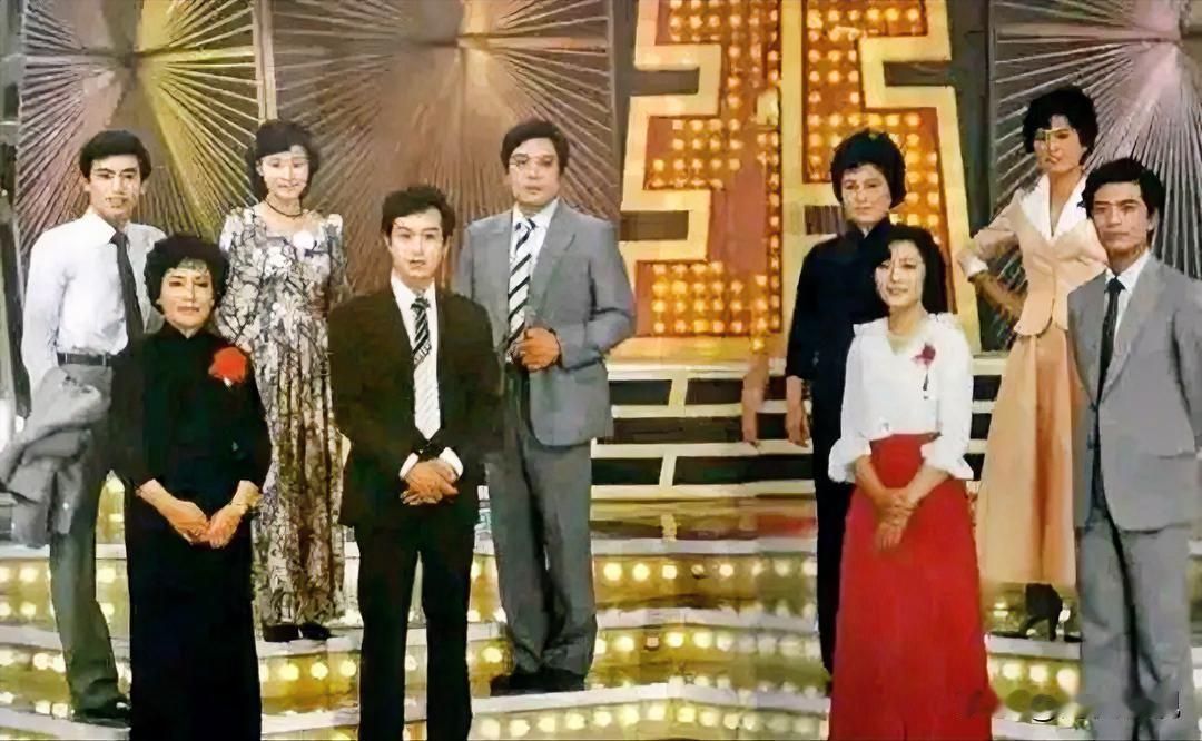 仔细一看，那时的央视名嘴，个个都是精英。罗京、赵忠祥，一眼就认出来，那声音，真是