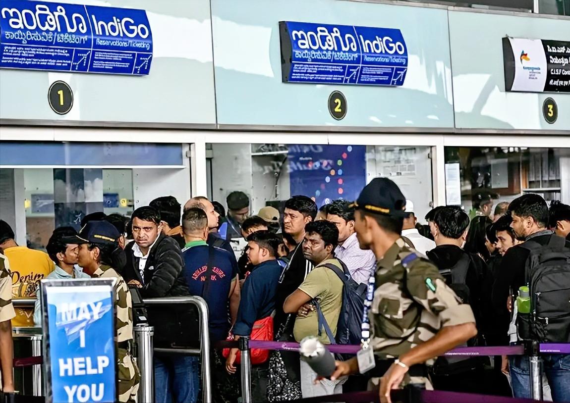 印度这波操作的损失可太大了，该国最大的航空公司靛蓝航空突然取消了数千架次航班，直