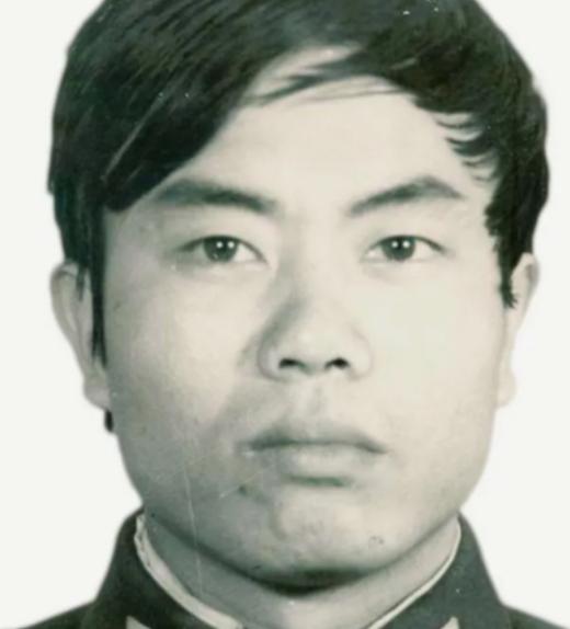 1987年，一位缉毒警察为了抓毒贩，装扮成了一个回族大老板。谁料吃饭正香的时候，