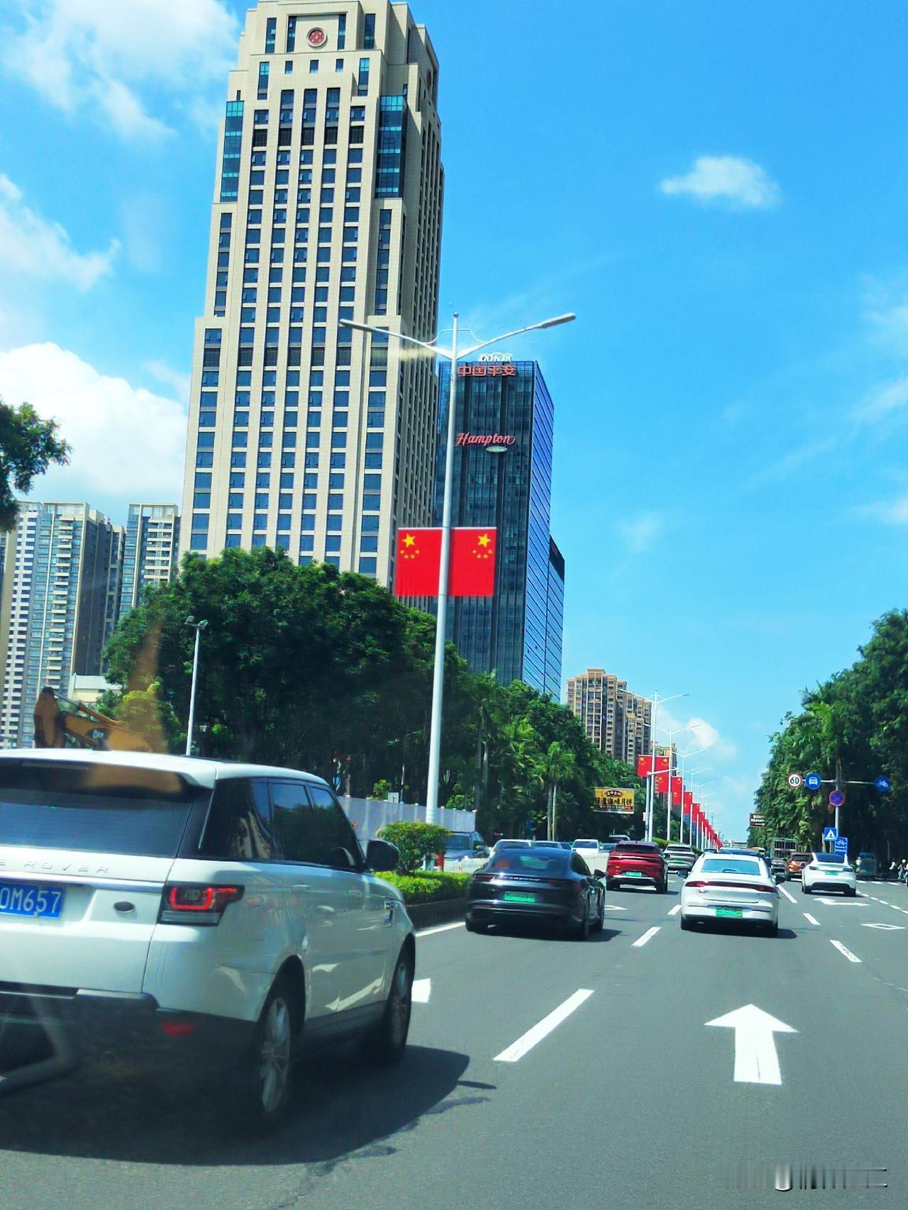 耸立在湛江人民大道中的广东南粤银行湛江总部大厦，雄伟壮观，很吸引市民的目光。湛江
