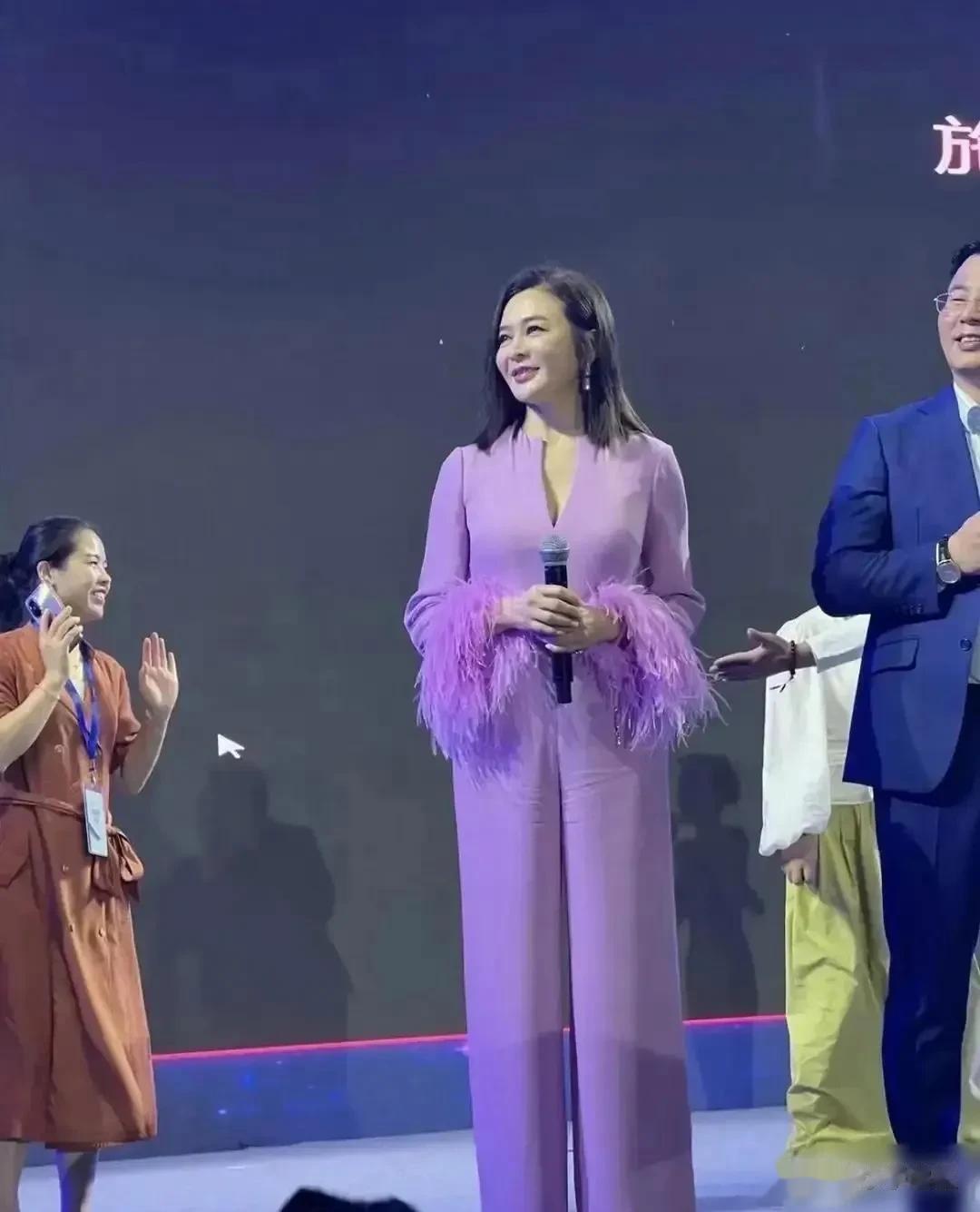 现今60多岁的关之琳，还拥有这样的身材太羡慕了！