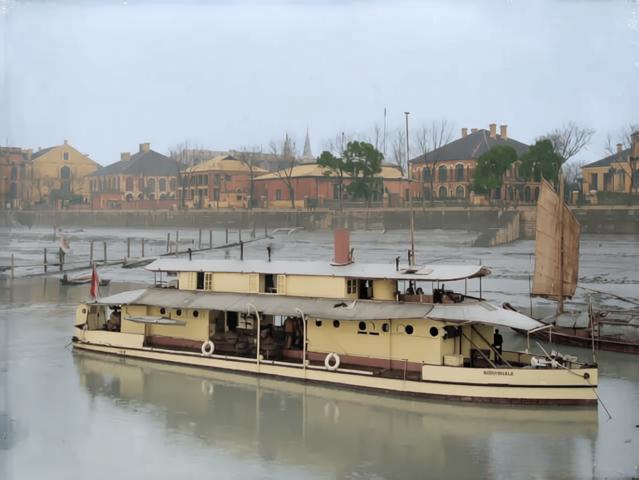 1890年，停泊在九江英租界江边的英国炮艇，不远处的西式建筑是九江英租界的领事馆