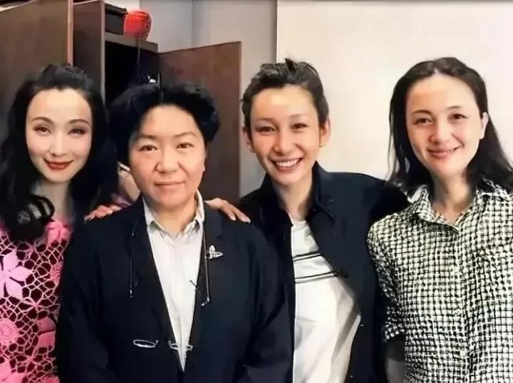 仔细看，四位女明星都是谁？左起小陶红、田沁鑫、秦海璐，最右边这位是谁？她长相甜美
