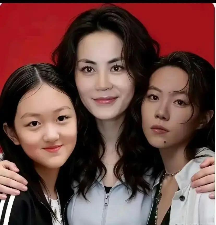 钱真能搞定人生百分之九十九的烦心事，看看王菲就明白了。经历几段婚姻分开，她在孩子