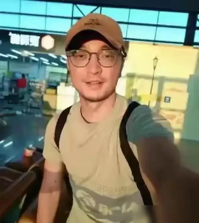 别再被“有钱才能尽孝”骗了。尼格买提为新疆父母改造了半条街。宽门、扶手、全