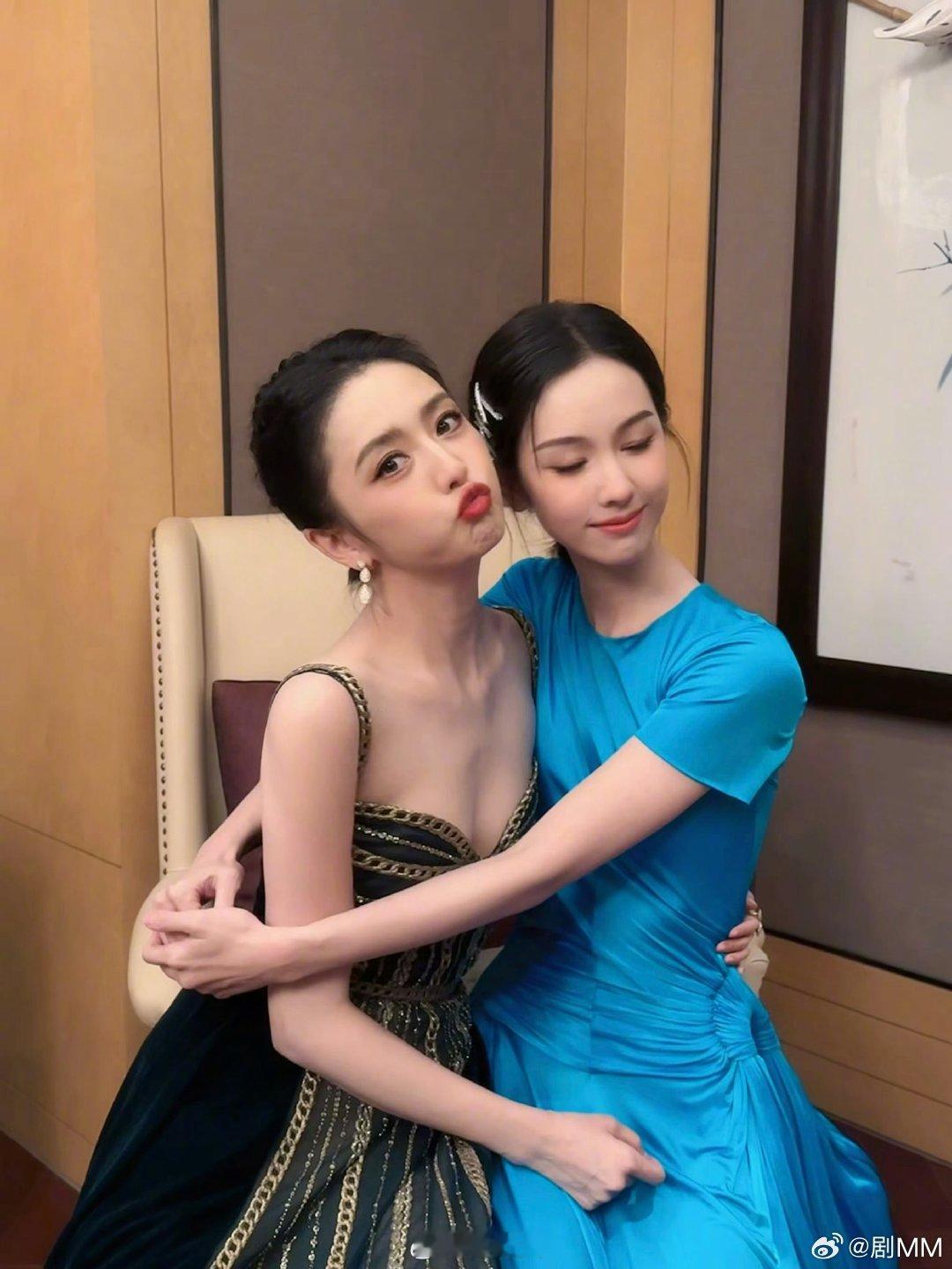 佟丽娅陈都灵合照佟丽娅搂陈都灵腰丫丫伸手搂住都灵的腰，俩人贴在一起的互动超甜，状