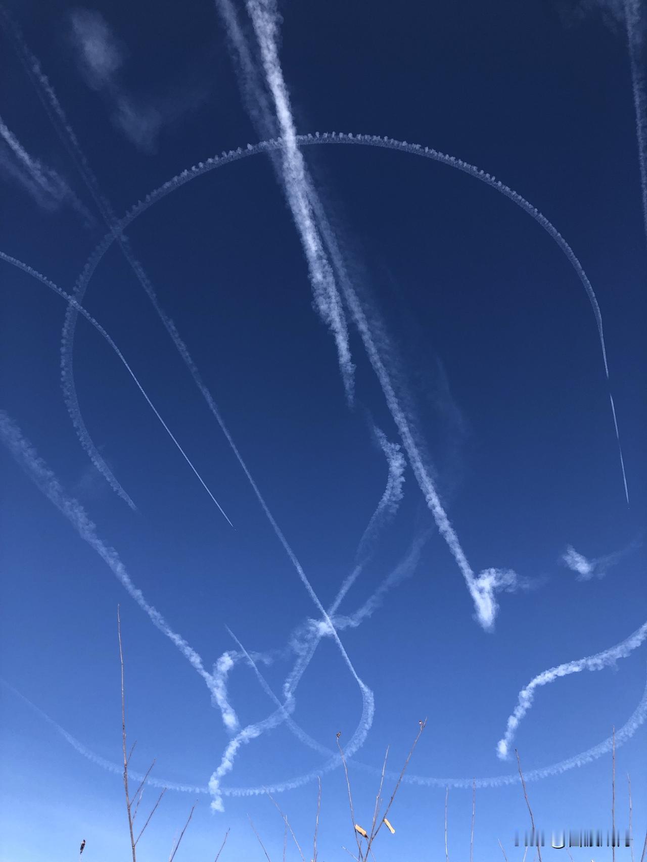 冬日生活打卡季冬日飞机飞过画出的美图，太美了！