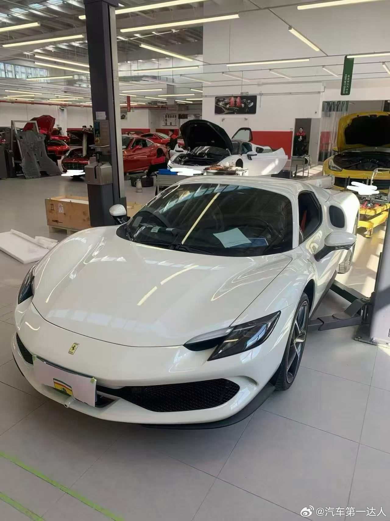 法拉利296GTS，25年2300公里，几乎未被驯服。V6混动+敞篷，声浪炸