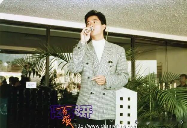 陈百强穿搭📸这哪是旧照里的穿搭啊！灰色格纹双排扣西装一上身，复古感直接焊在身