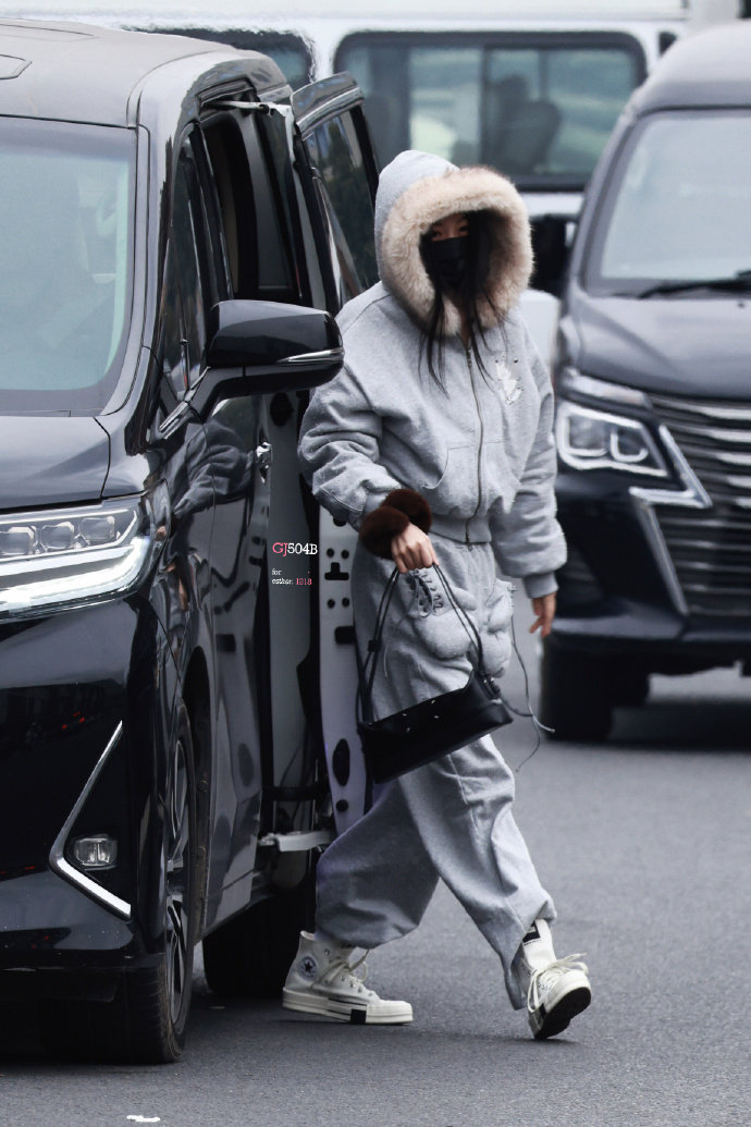 虞书欣全灰look虞书欣辣妹变酷妹虞书欣云初今日份云初令上班look，全灰运动