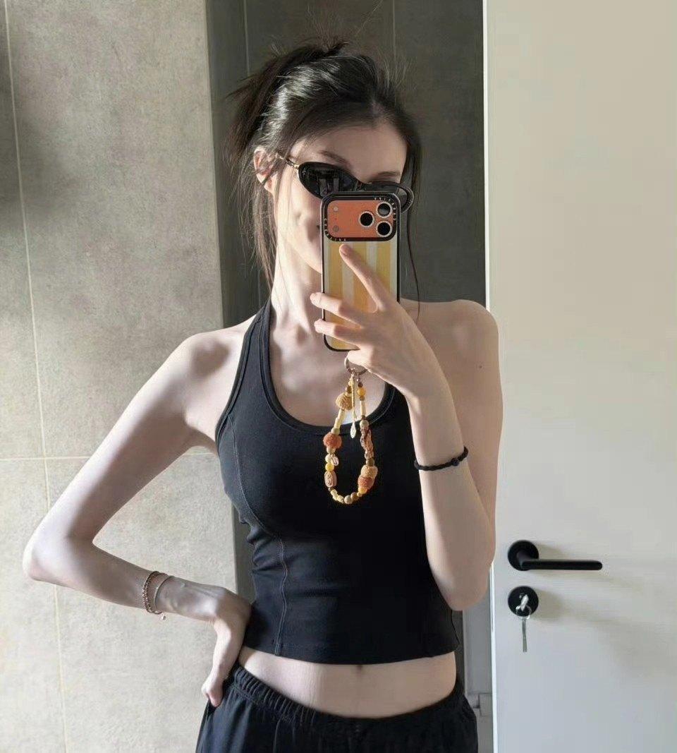 37岁陈伟霆老婆何穗被看出肚子有妊娠纹，有人说是衣服勒的，她直接承认“这是孩子来的证据”，当妈的印记