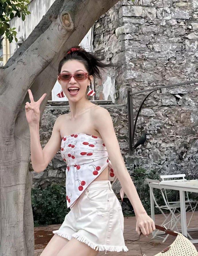 钟楚曦这个方巾抹胸太卡身材了，胖一点瘦一点都不行​​​