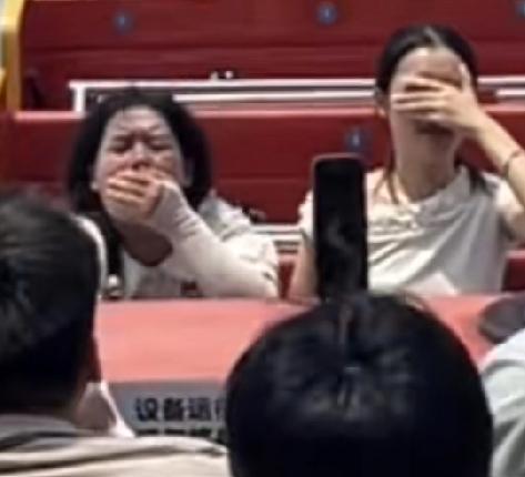 遇到这种情况怎么办，对面的她要吐了，对面的大哥急得大喊:不要吐啊不要吐啊！这