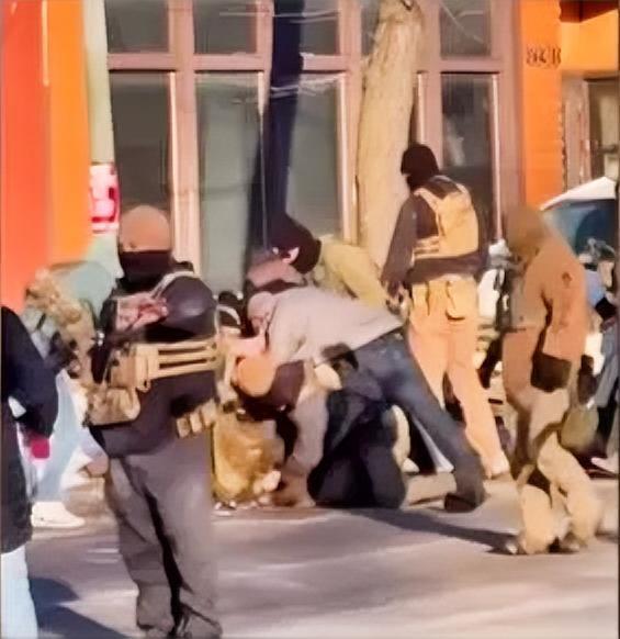 为什么美国ICE可以当街处决他人？网上看到很多美国ICE执法的视频，其中不少都