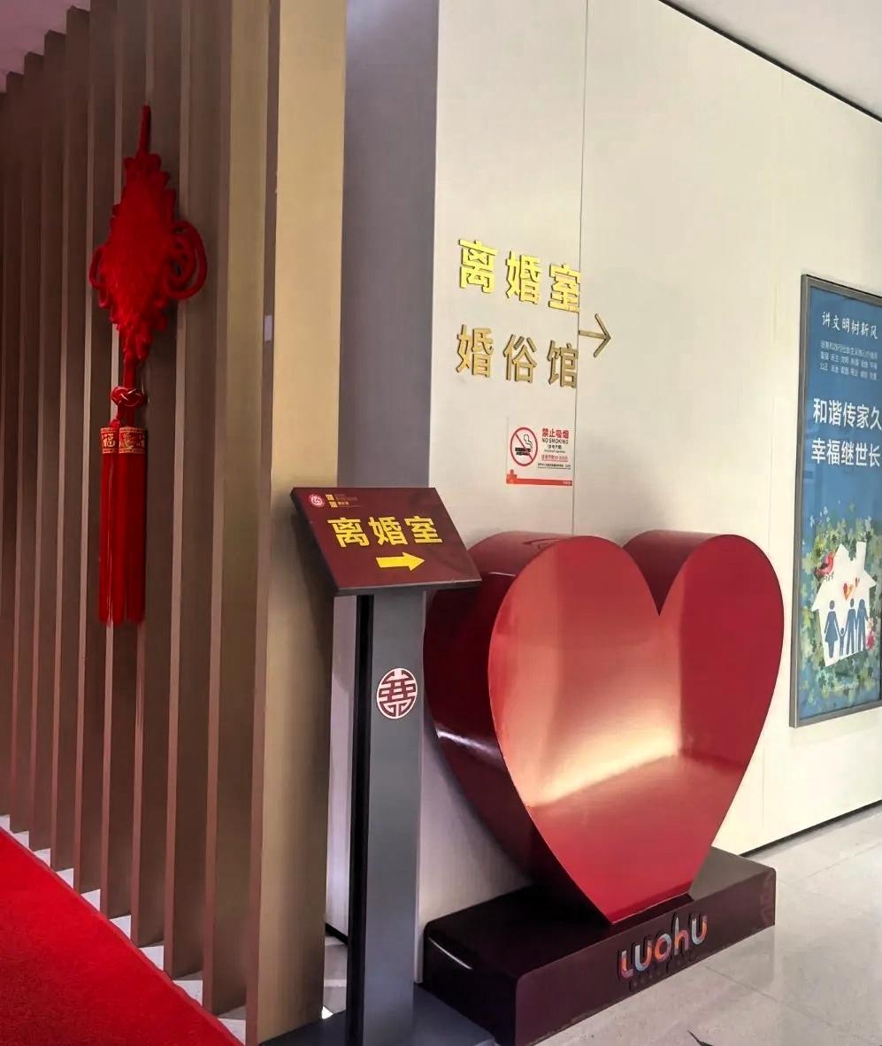 这就是命啊！元宵节后，我们小区的一对夫妻去民政局离婚。排队时两人沉默不语，