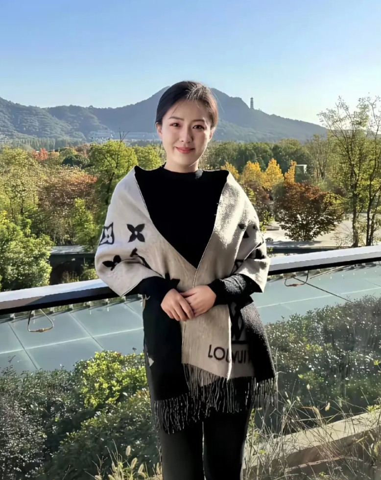 这是表姐，有人说她看起来像30多岁，其实不是的，你能猜出来她有多少岁吗？