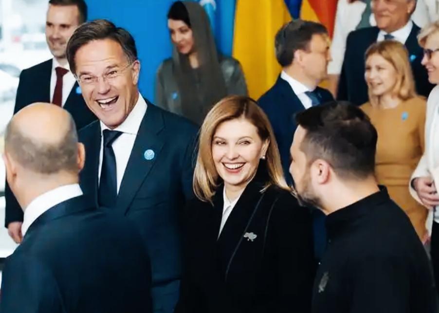 泽连斯基妻子咋这么高兴啊！这是看着自己老公泽连斯基，这么开心吗？还是有其他开