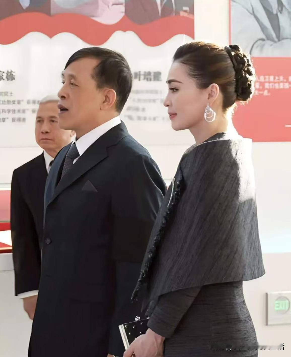 泰王的后宫最近很和谐啊！泰王慈悲，最近一段时间后宫的女人们全部都风风光光，开