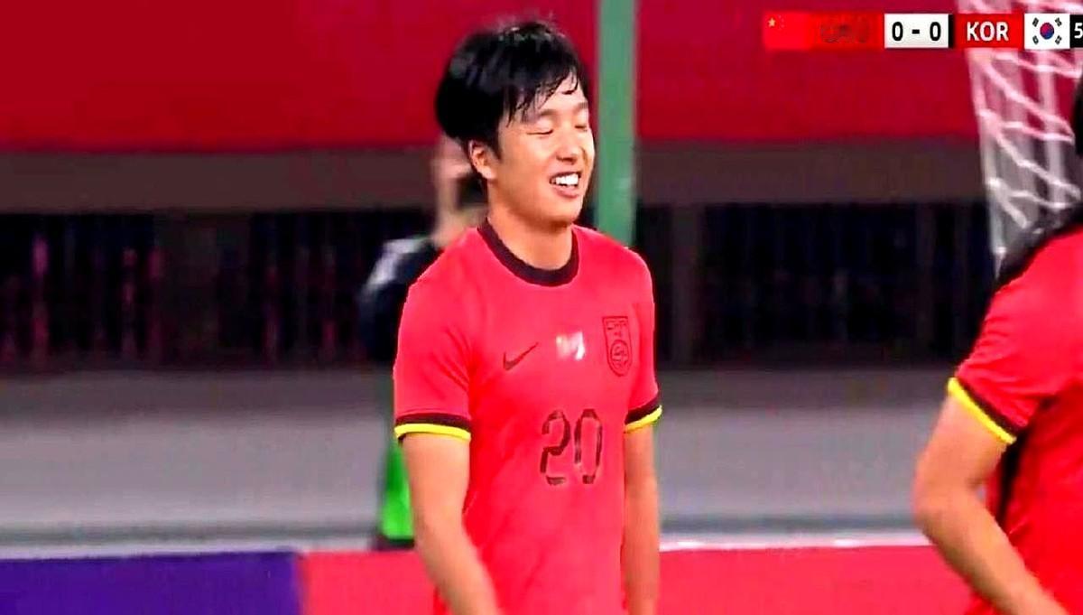 2025熊猫杯U22中韩战那球，球迷看完直接炸锅！李镇全的进球被吹越位，慢镜头拍
