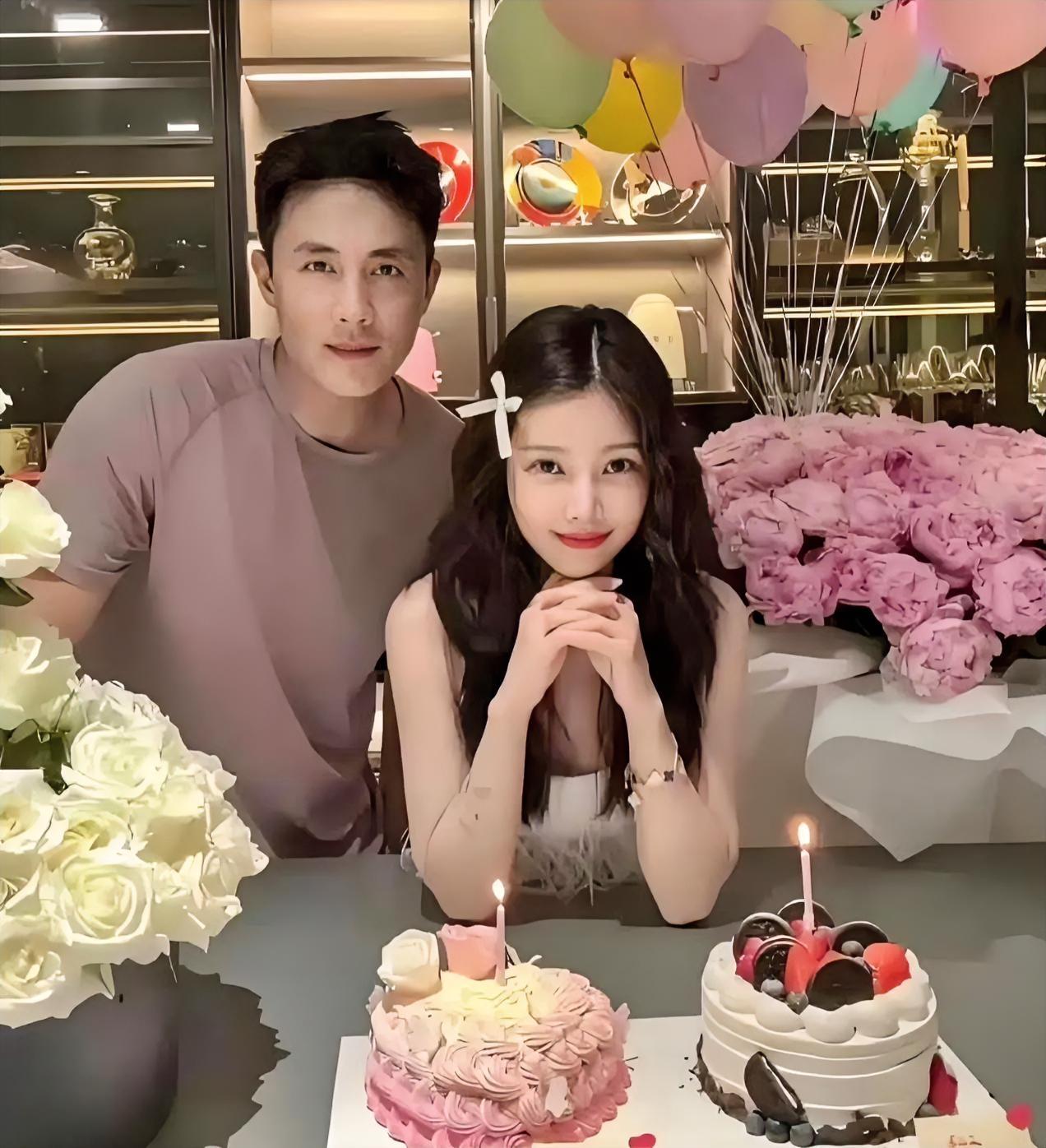 杜淳这是把妻子当女儿养了吧，她这状态哪像快40岁的人啊，分明还是十五六岁的小姑娘