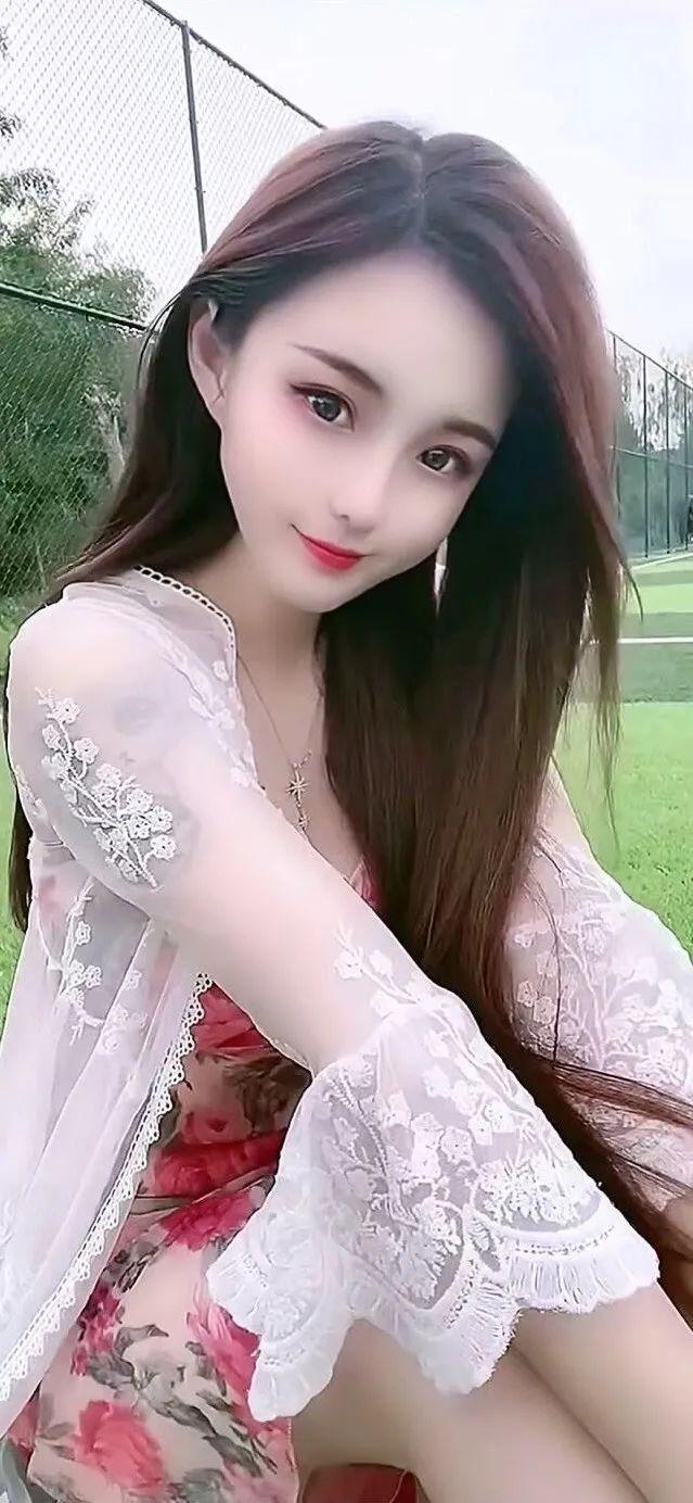 笑话：妻子刚锁好门，丈夫突然说:“你把门打开，我的钥匙忘记带了。”妻子白了他一