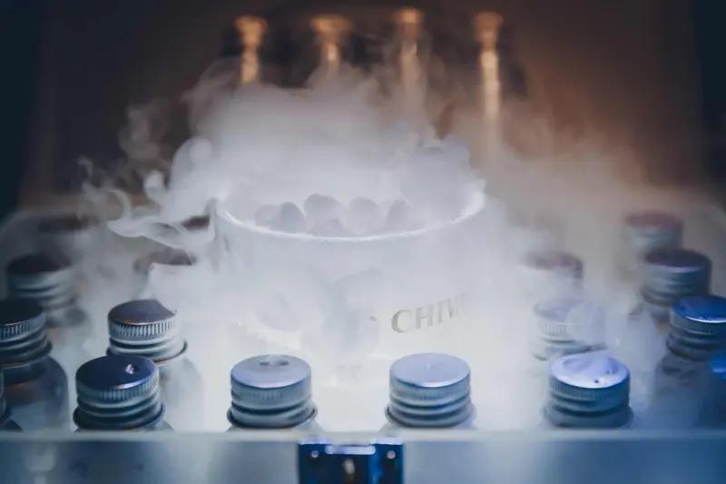 2017年，中国首例冷冻人展文莲在-196℃液氮罐里开启了“沉睡”，一晃八年过去