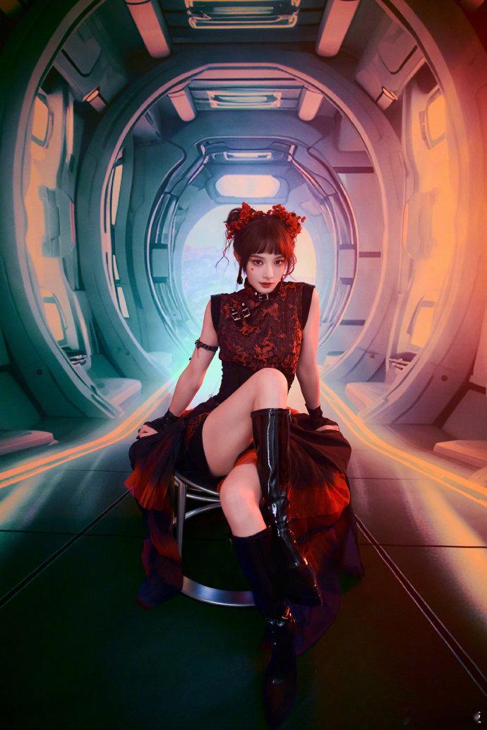 彭小苒功夫福娃妆这版功夫福娃妆也太可爱了吧！红白配色年味拉满，丸子头配额间小点