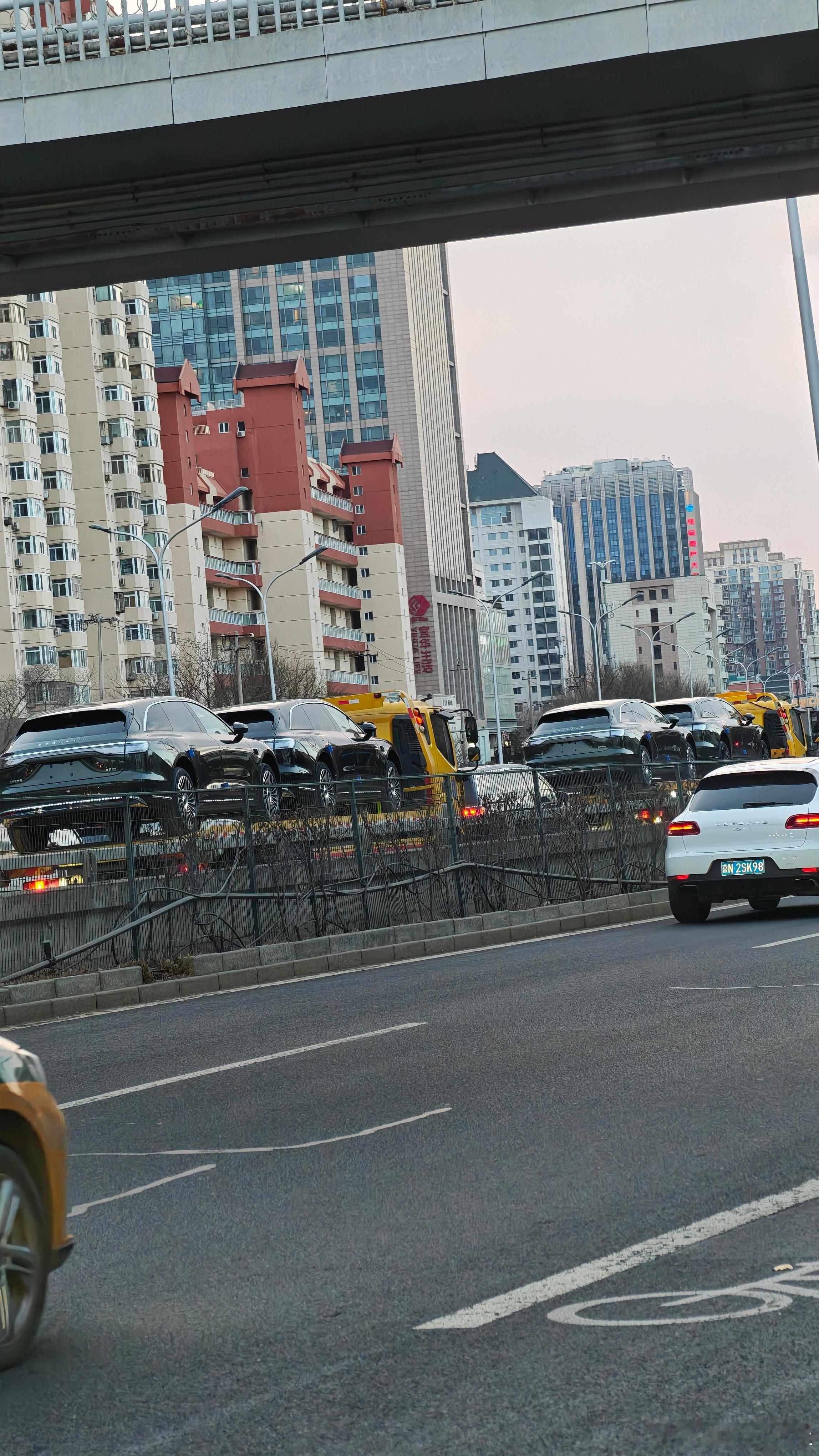 一次提四台车?这是什么车有点尊