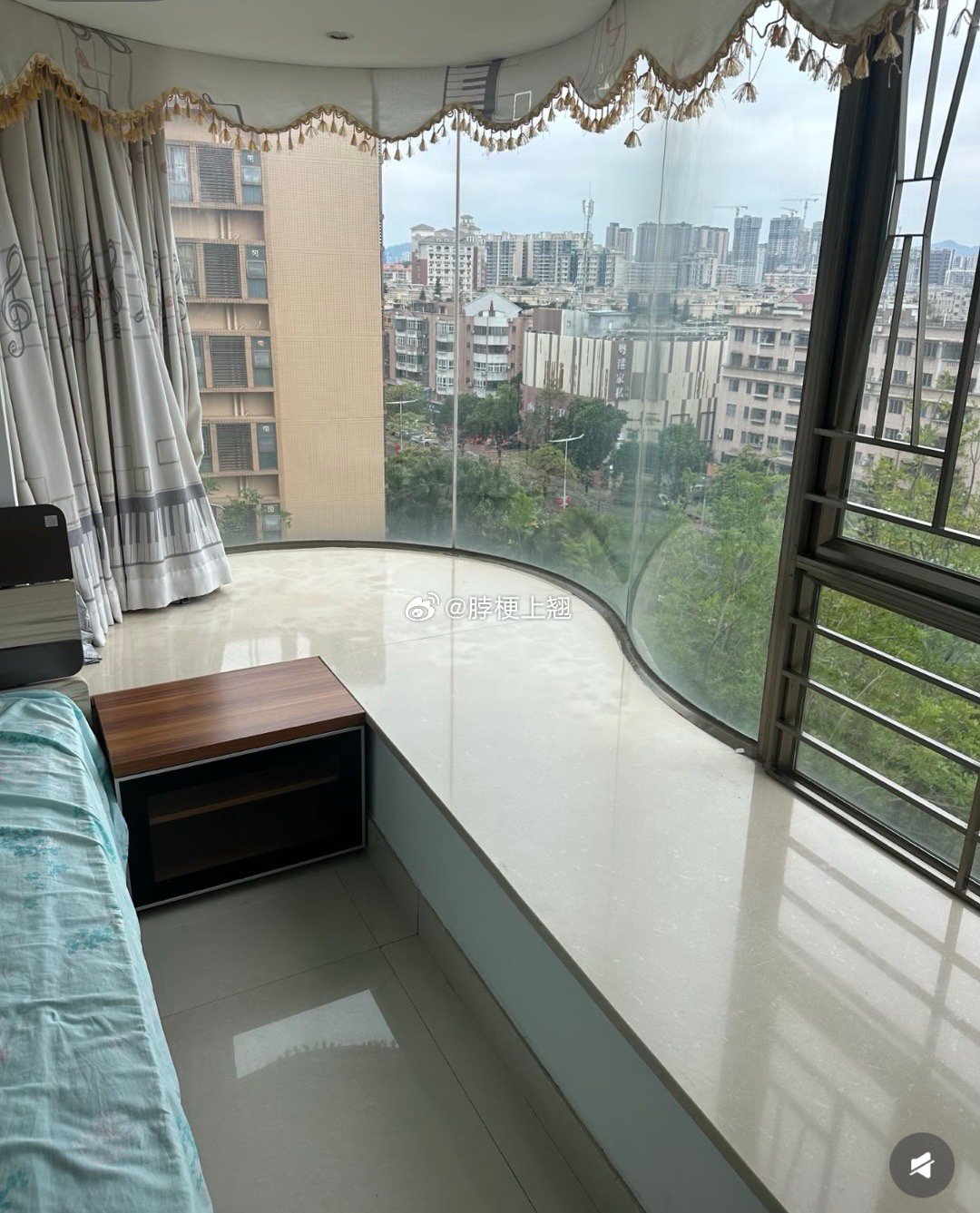 这种飘窗该怎么利用起来？难道只能放衣服吗…