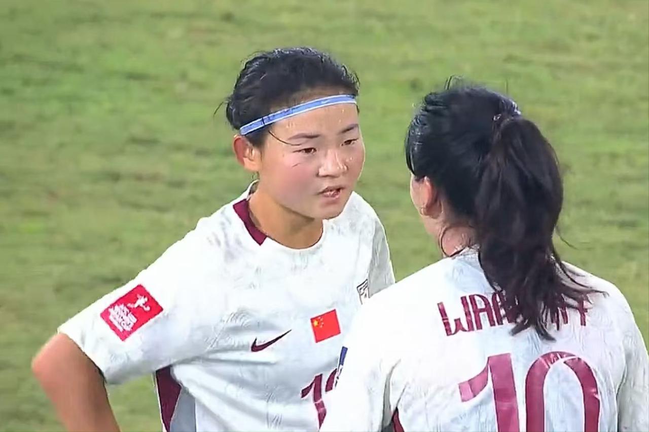 哨声刚响，10号王爱芳拽着进球的13号肖亚飞说着什么，她们不是在聊开心事。