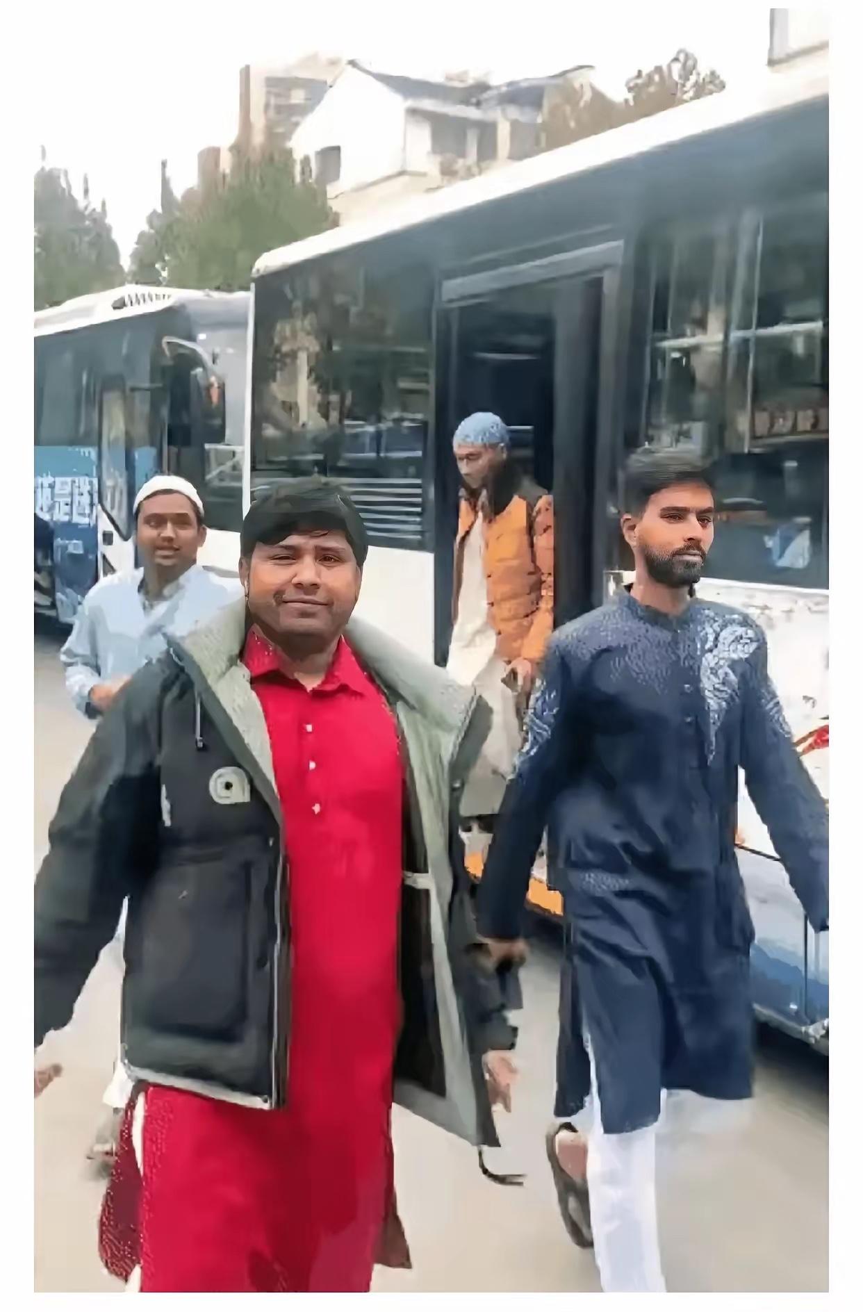 印度人在华自视高等频出状况，种姓观念暗流涌动，破亿规模如何应对。​印度留学生在